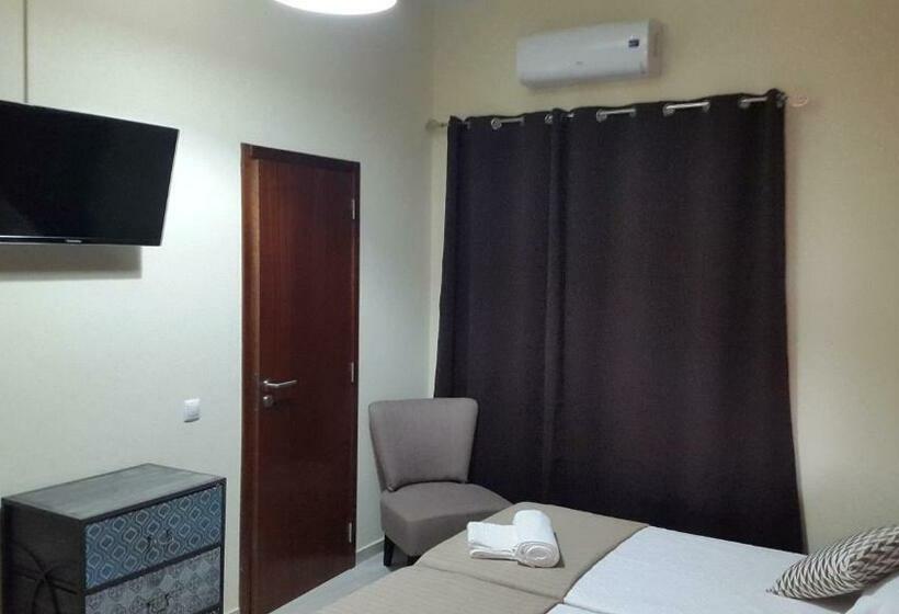 스위트, Almancil Hostel