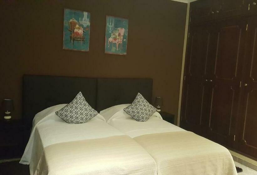 스위트, Almancil Hostel