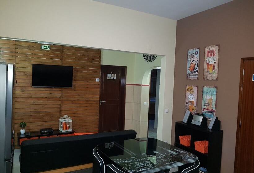 스위트, Almancil Hostel