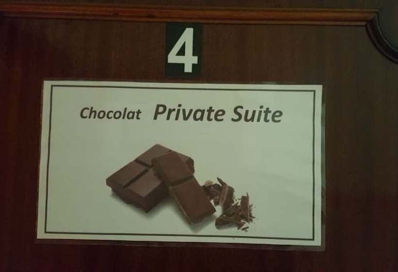 스위트, Almancil Hostel