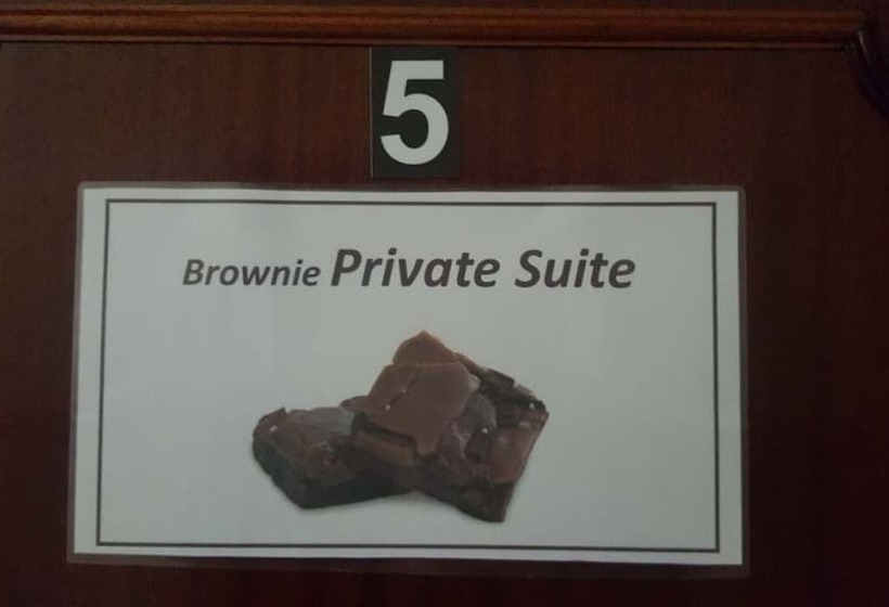 스위트, Almancil Hostel