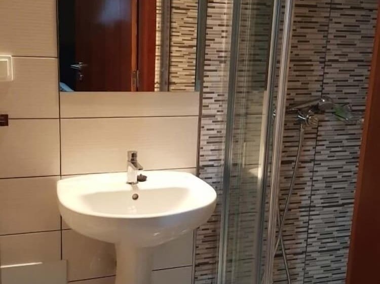 공동 객실, Almancil Hostel