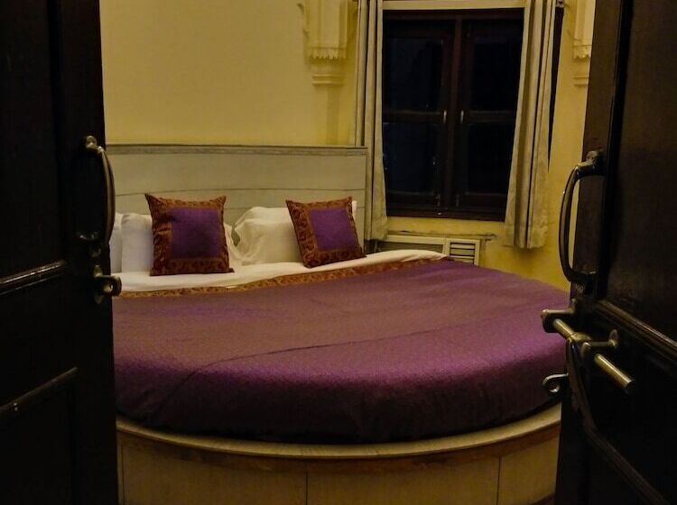 سوئیت پریمیوم, Dwivedi Hotels Hotel Elena