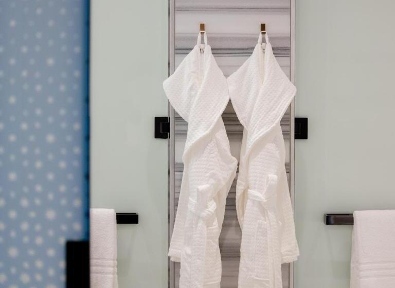 带大床的豪华间, Four Seasons Hotel Kuwait At Burj Alshaya