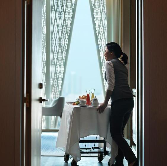 带双人大床的行政管理套房, Four Seasons Hotel Kuwait At Burj Alshaya