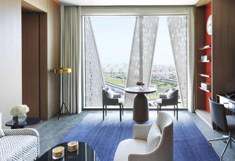 带双人大床的行政管理套房, Four Seasons Hotel Kuwait At Burj Alshaya