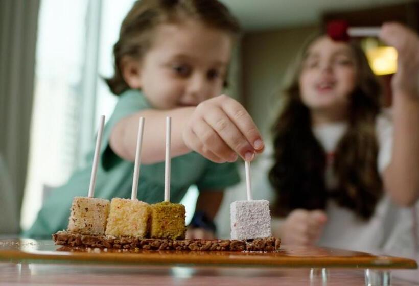 带大床的套房, Four Seasons Hotel Kuwait At Burj Alshaya