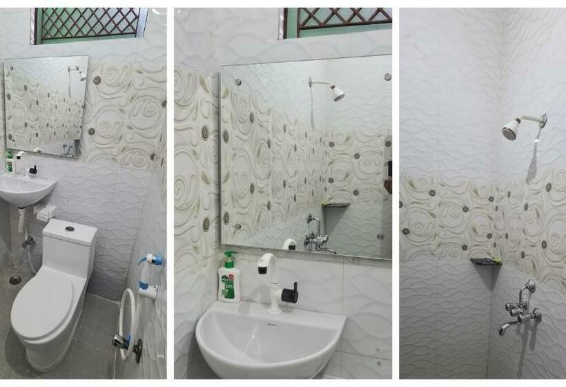 标准间带阳台, Anukampa Paying Guest House