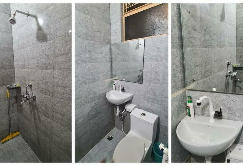 标准间带阳台, Anukampa Paying Guest House