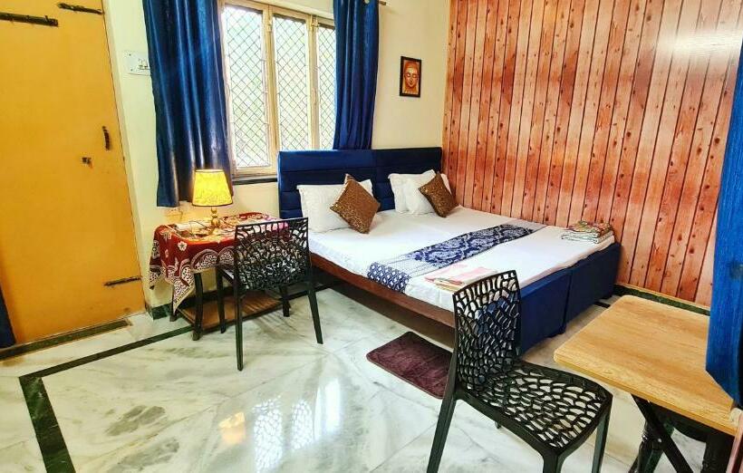 标准间带阳台, Anukampa Paying Guest House