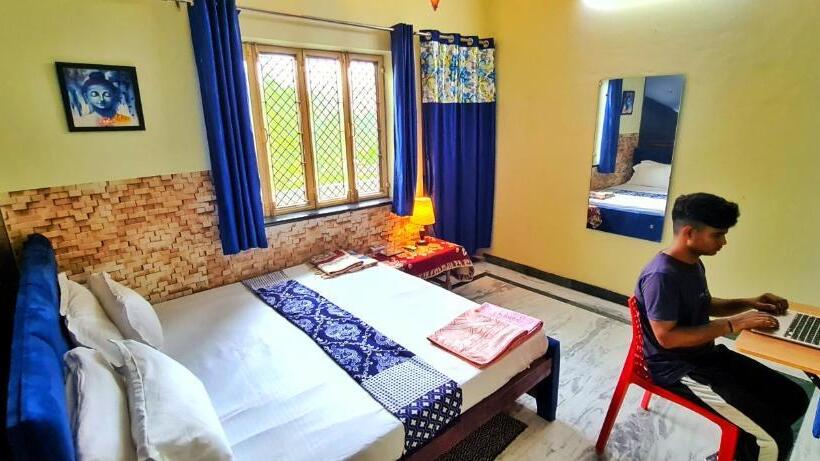 标准间带阳台, Anukampa Paying Guest House