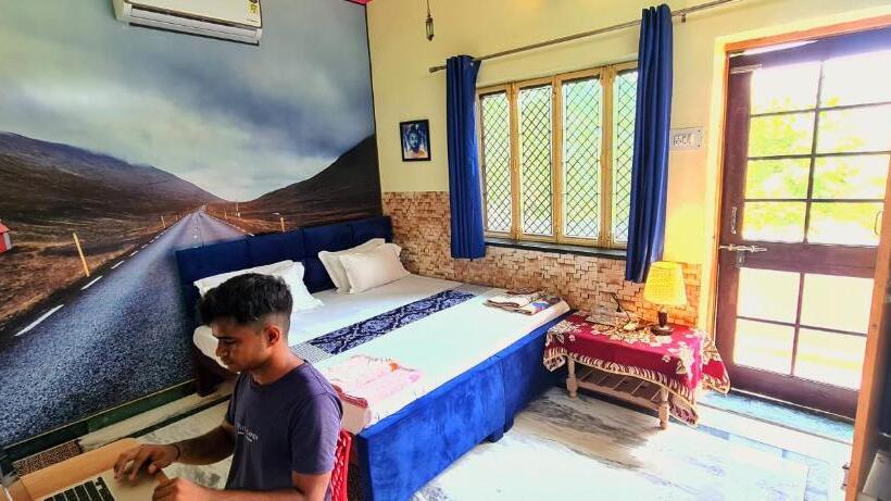 标准间带阳台, Anukampa Paying Guest House