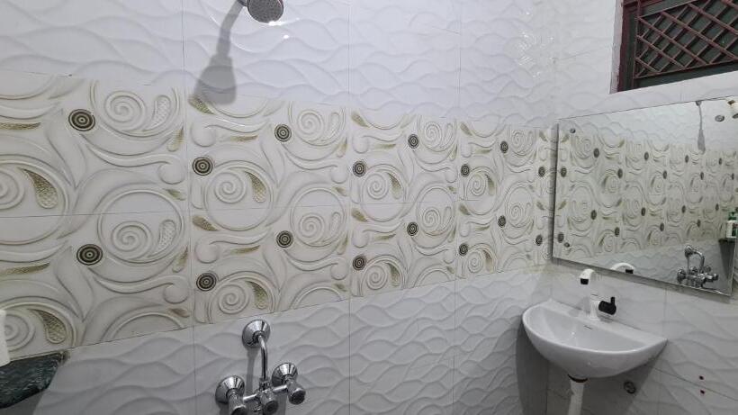 标准间带阳台, Anukampa Paying Guest House