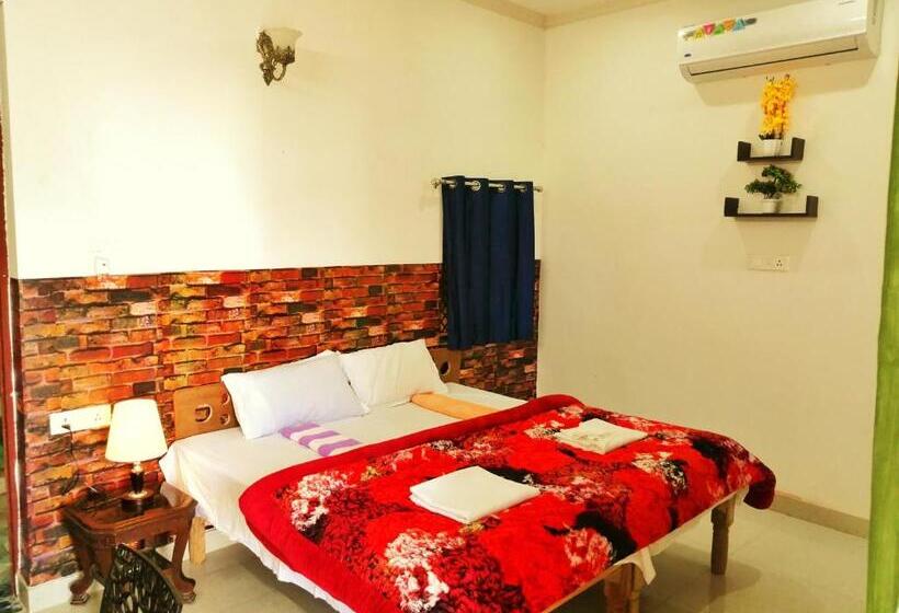 标准间带阳台, Anukampa Paying Guest House