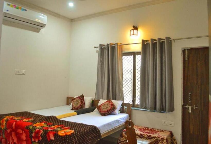 标准间带阳台, Anukampa Paying Guest House