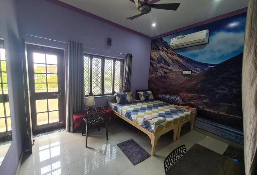 标准间带阳台, Anukampa Paying Guest House