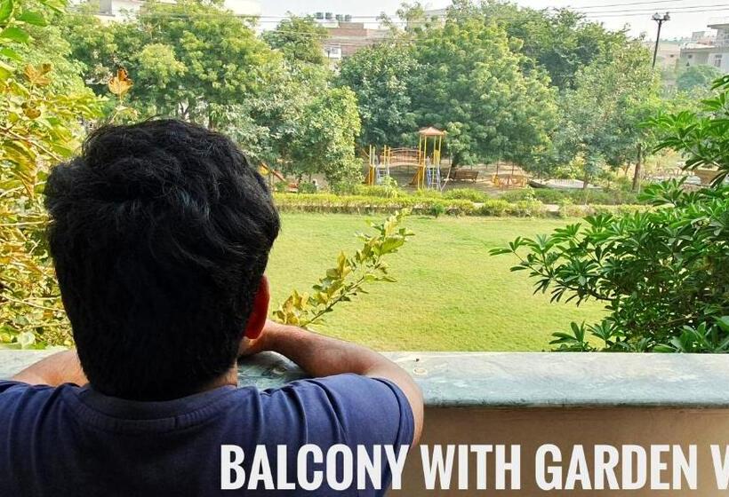 标准间带阳台, Anukampa Paying Guest House