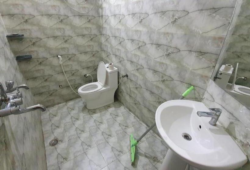 带阳台的三人标准间, Anukampa Paying Guest House