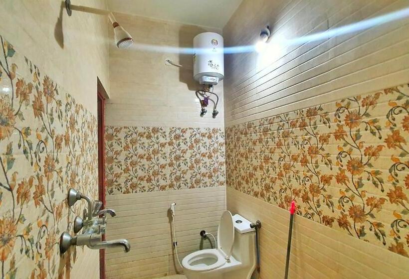 带阳台的三人标准间, Anukampa Paying Guest House