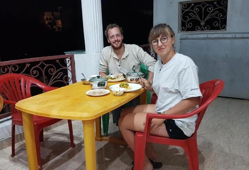 带阳台的三人标准间, Anukampa Paying Guest House