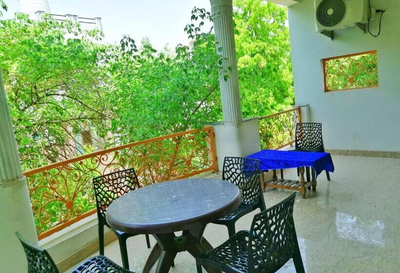 带阳台的三人标准间, Anukampa Paying Guest House