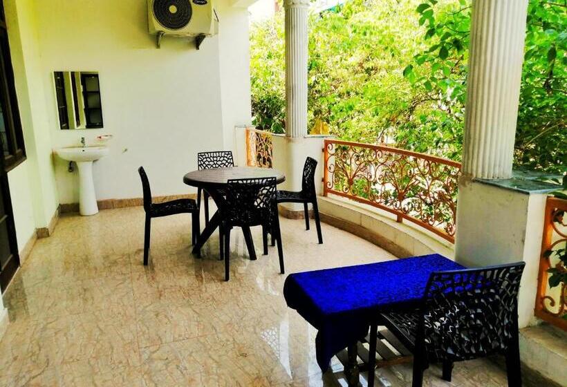 带阳台的三人标准间, Anukampa Paying Guest House