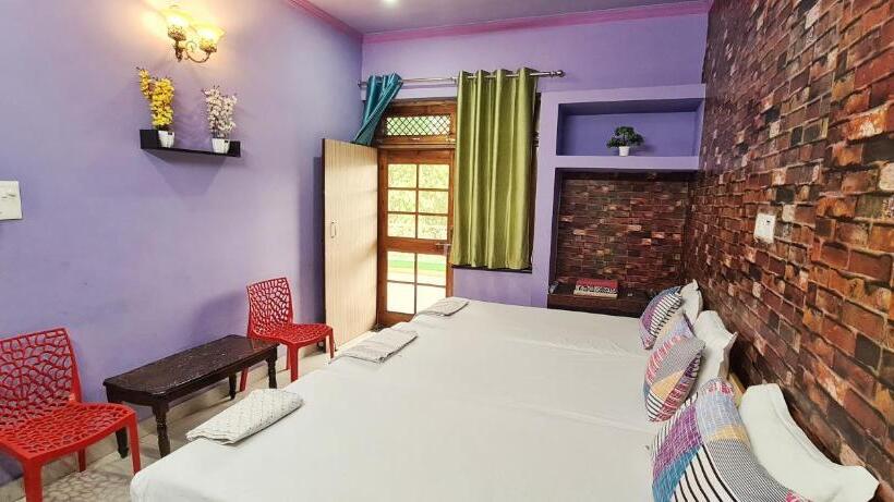 带阳台的三人标准间, Anukampa Paying Guest House