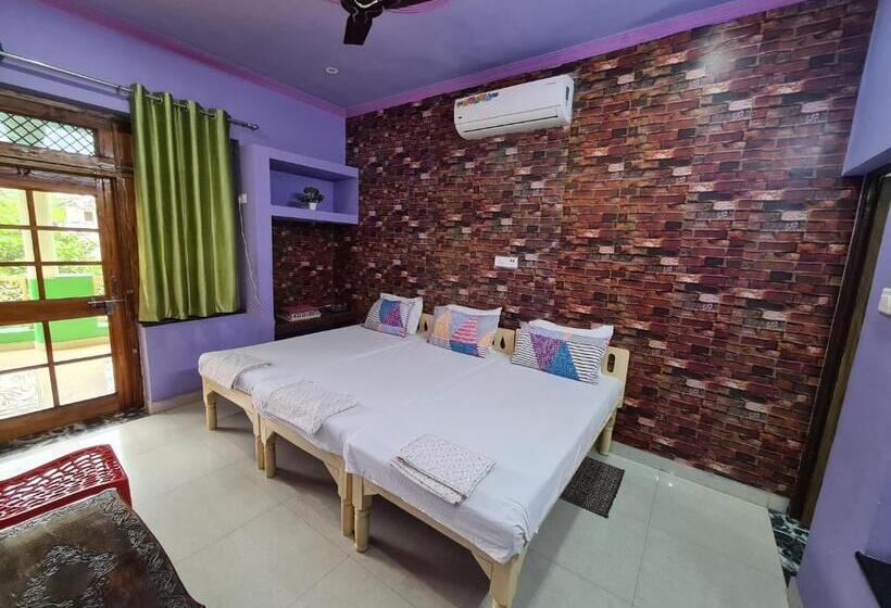 带阳台的三人标准间, Anukampa Paying Guest House