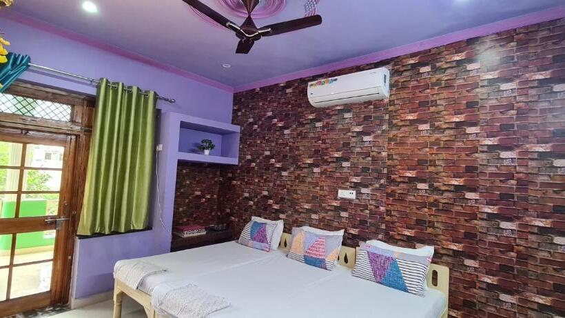 带阳台的三人标准间, Anukampa Paying Guest House