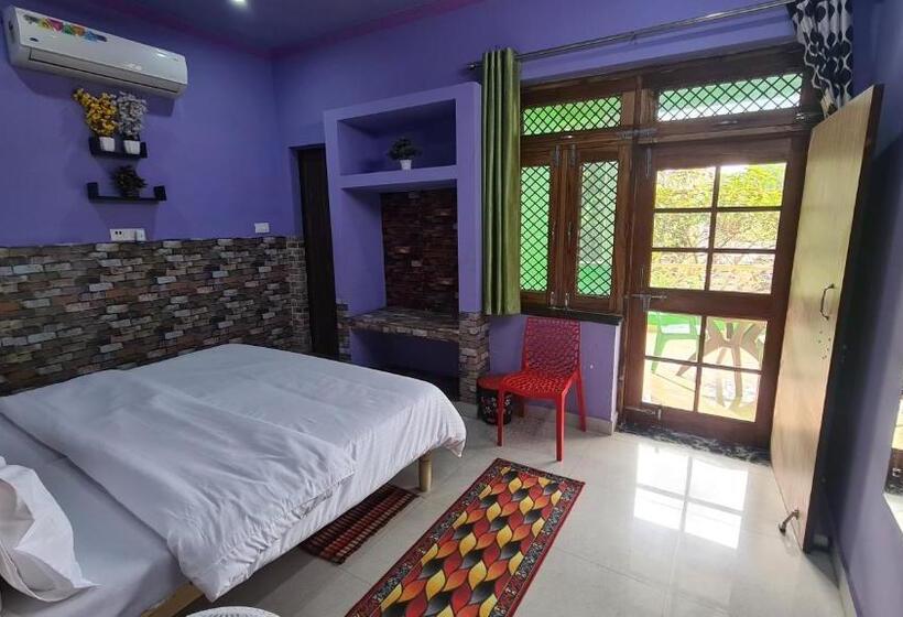 带阳台的豪华间, Anukampa Paying Guest House