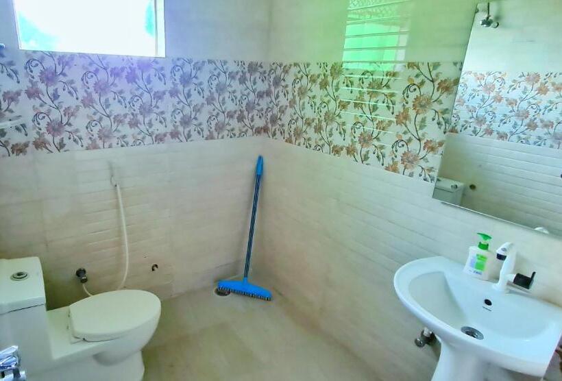 带阳台的豪华间, Anukampa Paying Guest House