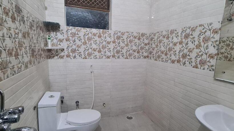 带阳台的豪华间, Anukampa Paying Guest House