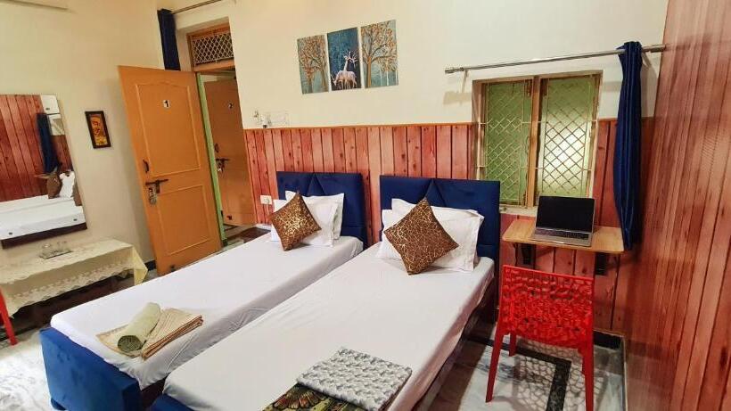 带阳台的豪华间, Anukampa Paying Guest House