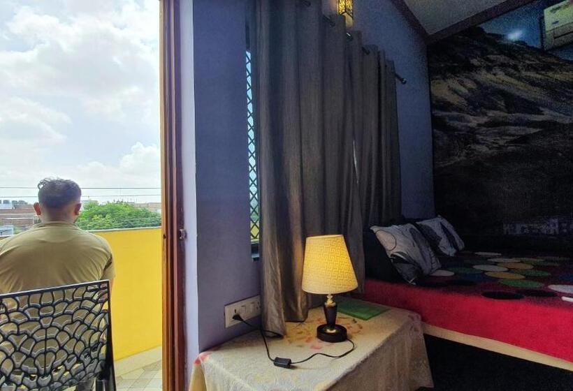 标准间带阳台, Anukampa Paying Guest House