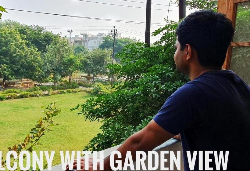 标准间带阳台, Anukampa Paying Guest House