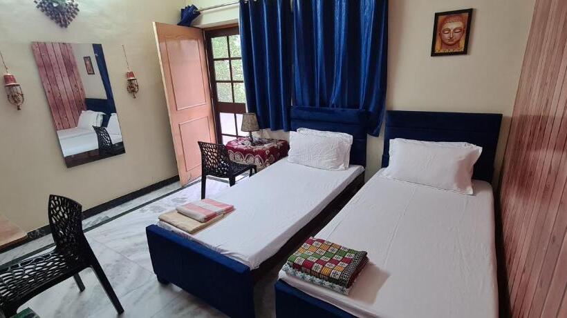 标准间带阳台, Anukampa Paying Guest House