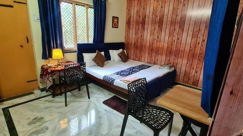 标准间带阳台, Anukampa Paying Guest House