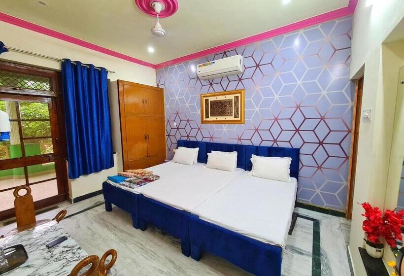 带阳台的三人标准间, Anukampa Paying Guest House