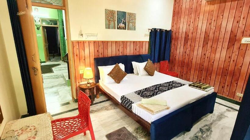 带阳台的豪华间, Anukampa Paying Guest House