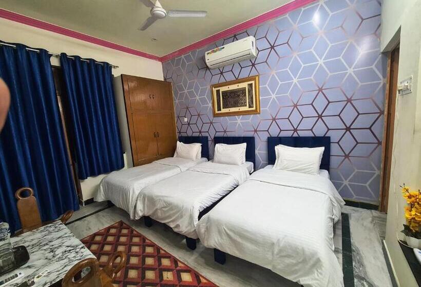 带阳台的三人标准间, Anukampa Paying Guest House