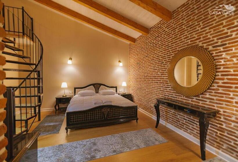 جناح مزوَّد بشرفة, Casa Gaçe