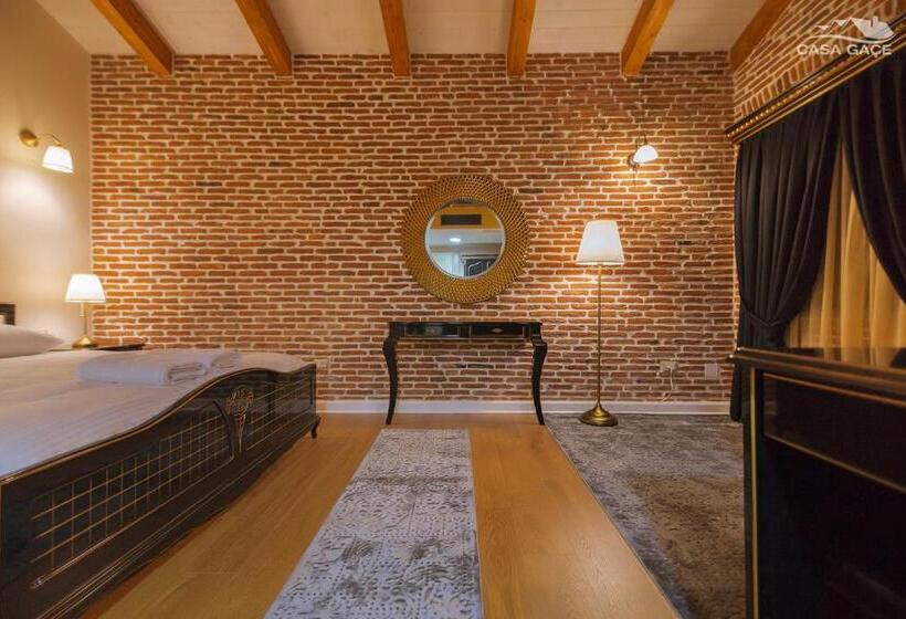 سوئیت با بالکن, Casa Gaçe