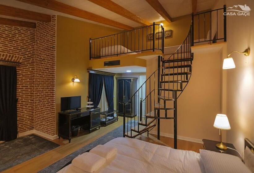 جناح مزوَّد بشرفة, Casa Gaçe