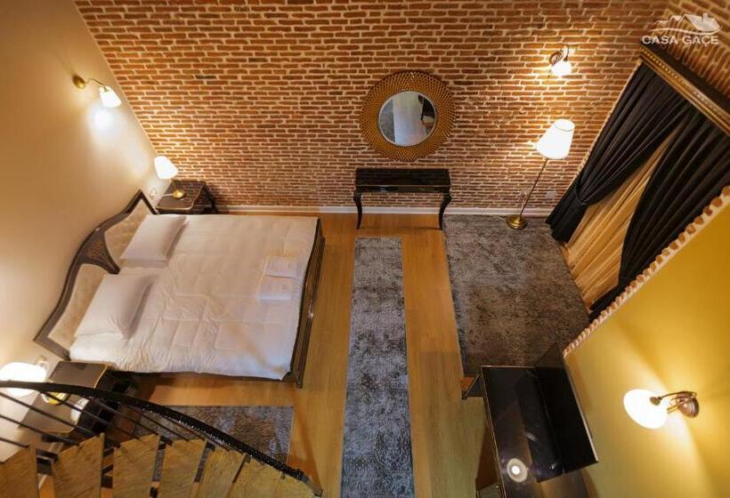 جناح مزوَّد بشرفة, Casa Gaçe