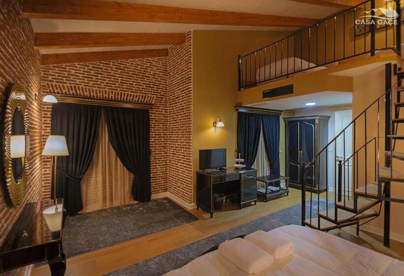 جناح مزوَّد بشرفة, Casa Gaçe