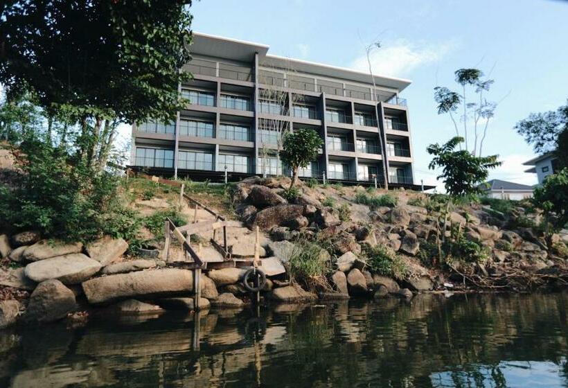 غرفة قياسية مطلّة علي حمام السباحة, Riverawan