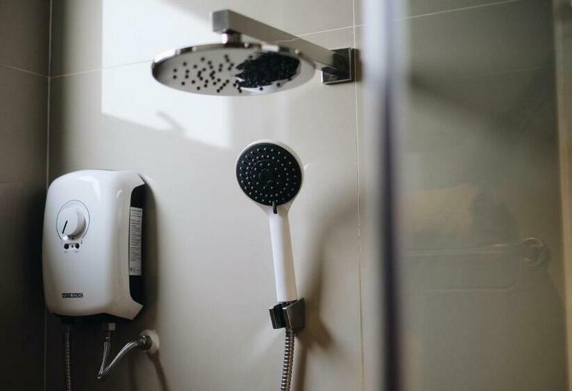 غرفة قياسية مطلّة علي حمام السباحة, Riverawan