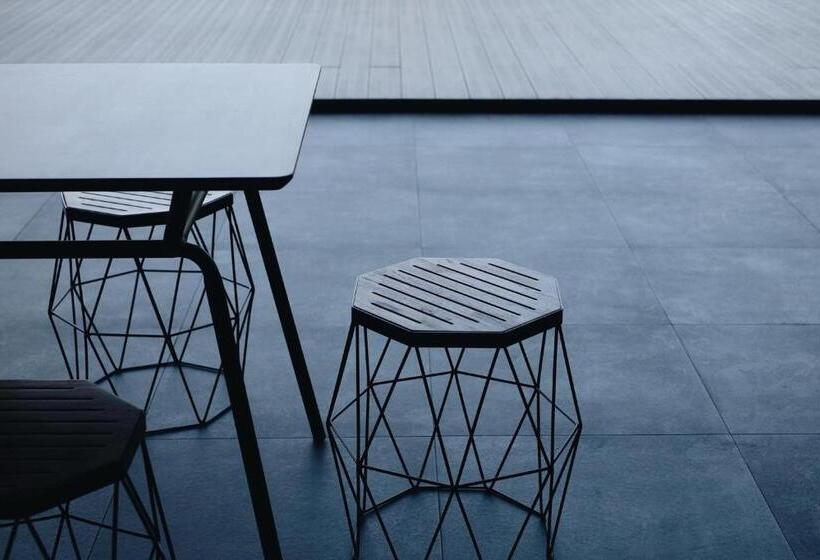 غرفة قياسية مطلّة علي حمام السباحة, Riverawan