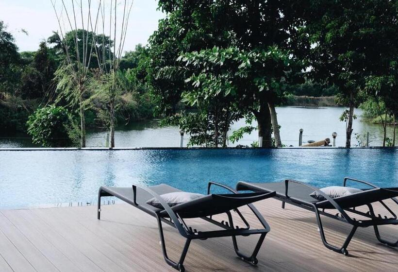 غرفة قياسية مطلّة علي حمام السباحة, Riverawan