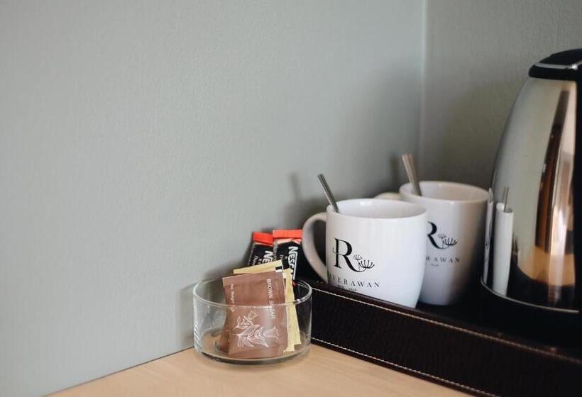 غرفة قياسية مطلّة علي حمام السباحة, Riverawan